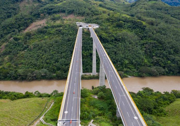 El megaproyecto, que tardó más de seis años en su construcción tuvo un costó $1,3 billones. Fue necesario construir 44 puentes y excavar 2,5 km de túneles con tecnología de punta. Foto Manuel Saldarriaga