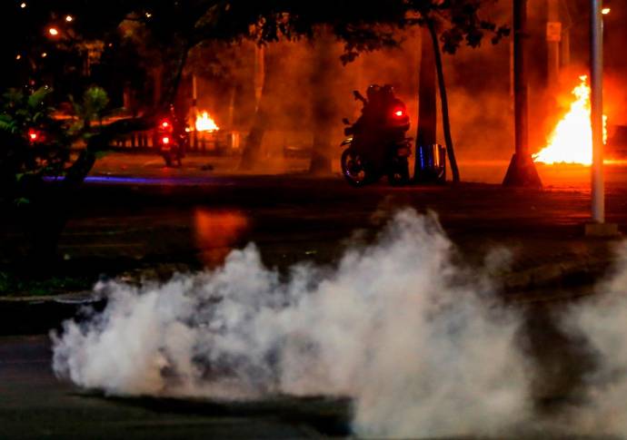 Todo sucedió después de que vándalos incendiaran la estación de Ruta N del Metroplús . Foto: Julio César Herrera.