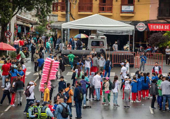 Ante la necesidad de motivar a sus alumnos en la práctica del deporte, los profesores promovieron los juegos tradicionales en las horas de recreo. Foto : Camilo Suárez.