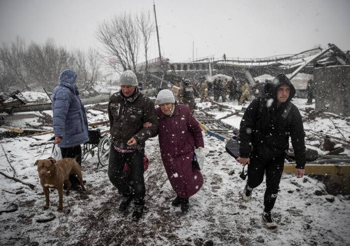 En medio del frío y la nieve los ucranianos tratan de salir del país. Foto Getty