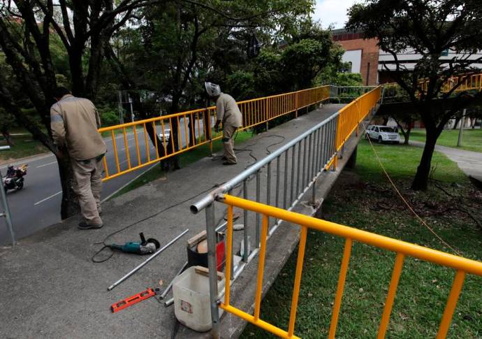 “Desde el momento que conocimos del hurto de los pasamanos que se encontraban sobre el puente peatonal dispusimos de todos los esfuerzos necesarios para fabricar e instalar los 170 metros lineales que fueron hurtados” dijo Natalia Urrego Arias, Secretaria infraestructura Física de Medellín. Foto: Edwin Bustamante