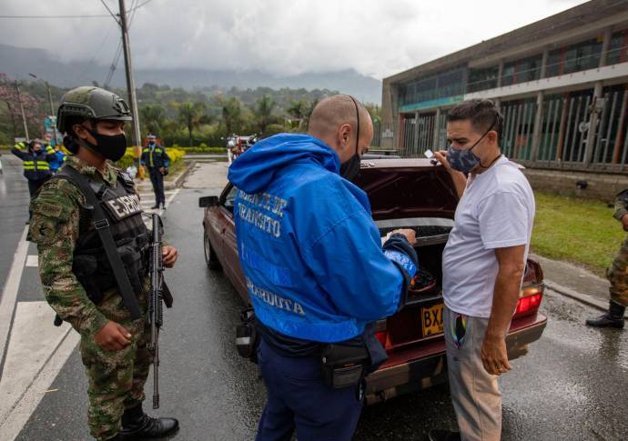 Las autoridades cuentan con el apoyo del Ejército Nacional en los diferentes puntos de control. Foto: Edwin Bustamante