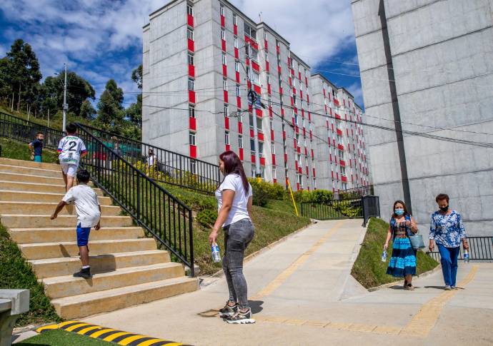 Las familias que accederán a los inmuebles pagando cuotas bajas gracias al mecanismo la concurrencia de subsidios. Foto Juan Antonio Sánchez Ocampo