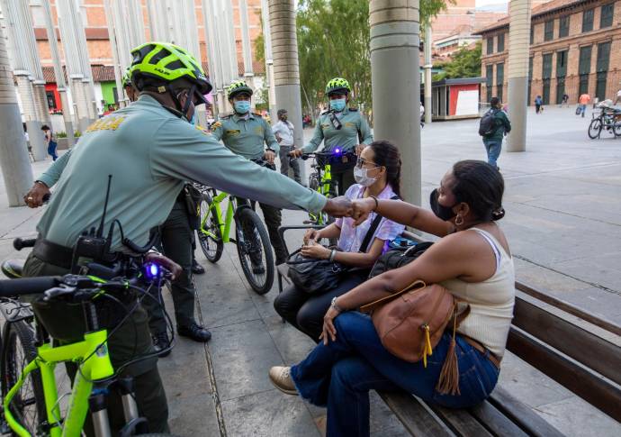 La estrategia busca acercarse a la comunidad y hacer una policía más humana. Foto: Edwin Bustamante