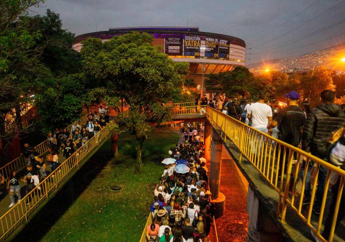Los alrededores de la Macarena son tierra de nadie, por la autopista los carros pasan sin detenerse. En las aceras y espacios verdes deambulas hombres y mujeres sin hogar. Fotos Camilo Suárez