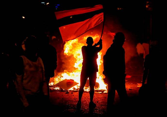 En el barrio Moravia de Medellín, cerca al Jardín Botánico, se presentaron bloqueos y quemas en las vías. Foto: Julio César Herrera.