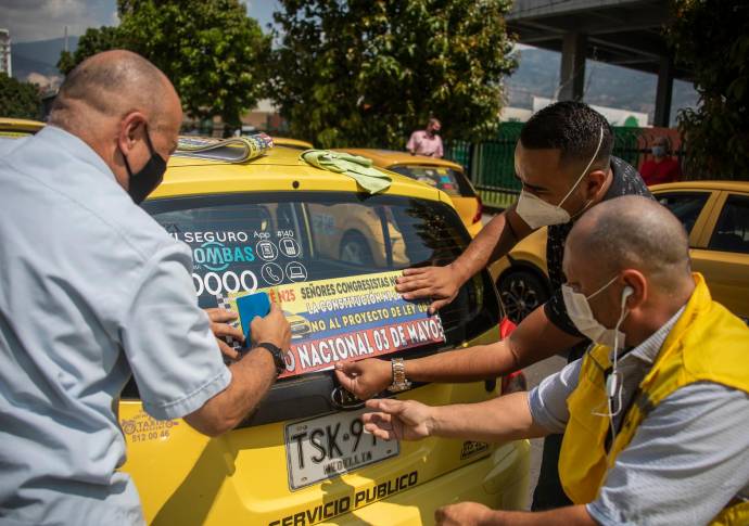 Desde las 10 de la mañana, un grupo de conductores de estos vehículos se concentró con los automotores cerca del almacén Jumbo de la carrera 65. Foto: Carlos Velásquez