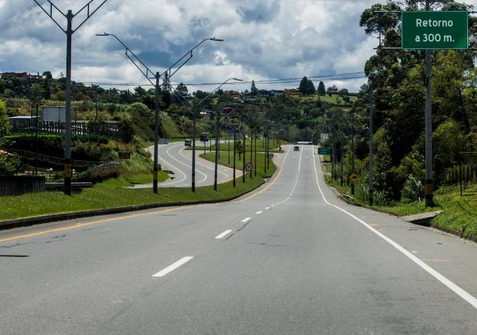 Este importante eje vial de Colombia, permanece cerrado, afectando la movilidad y el comercio de la zona. FOTO: JULIO CÉSAR HERRERA