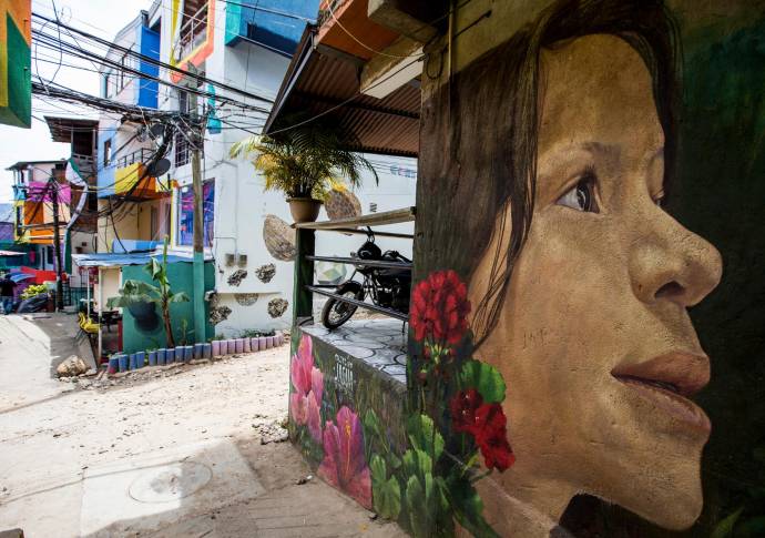 La intervención artística se realizó en las ventanas, puertas, terrazas de los barrios Balcones del Jardín, Brisas del Jardín y San José de la Cima en el sector de Manrique, comuna 3 de Medellín. Foto: Julio César Herrera