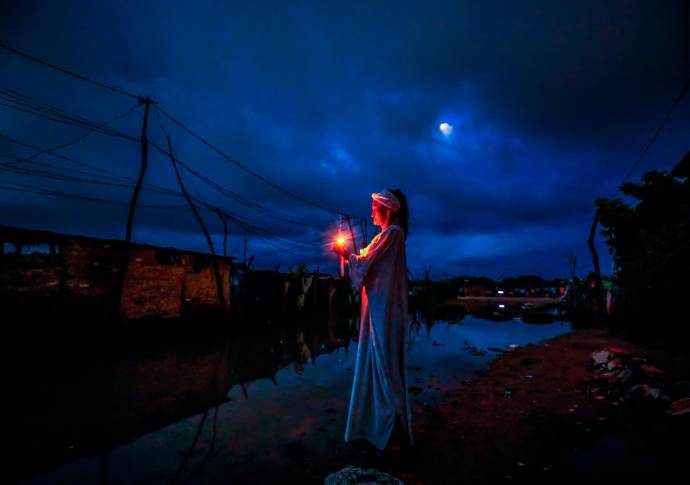 La falta de acceso al servicio de energía, les obliga a encender velas cuando cae la noche. Es un riesgo potencial por los materiales inflamables con los que construyen los ranchos. FOTO: Camilo Suárez.