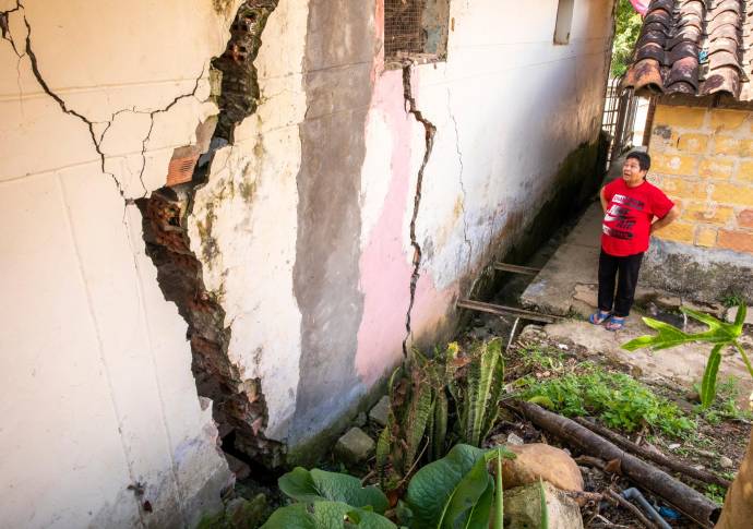 Hoy, grandes grietas surcan sus paredes, suelos y techos venidos a menos en sus 87 años de historia, que se agravaron en los últimos dos años. Foto: Carlos Velásquez