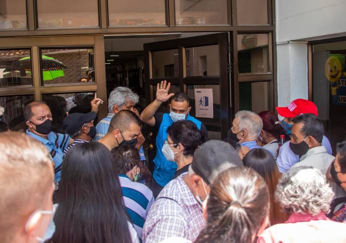 A este centro hospitalario en la comuna 13 empezaron a llegar personas –en su mayoría, de 70 o más años– para ser vacunadas contra la covid-19. Foto Carlos Velásquez