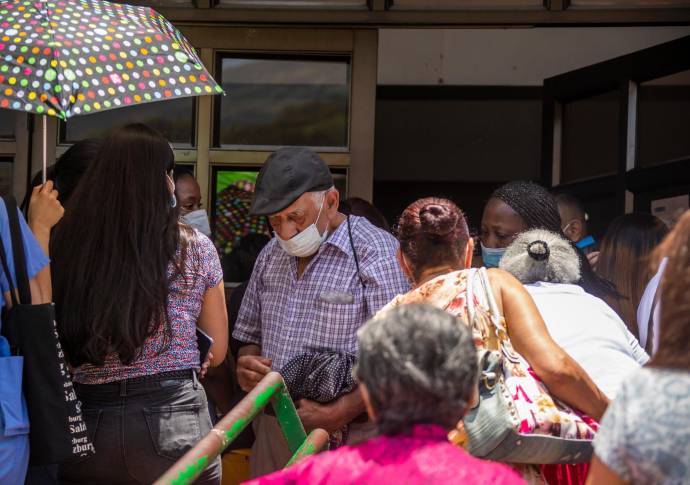 Largas filas se presentaron desde temprano, pues eran decenas las personas que acudieron al lugar y no eran atendidos, por lo que se generaron aglomeraciones a la entrada del puesto. Foto Carlos Velásquez