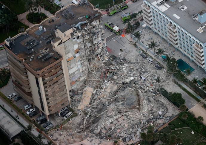 En la madrugada de este jueves 24 de junio se desplomó parte de un edificio de apartamentos ubicado en una calle principal de Miami Beach en Estados Unidos. Foto AFP