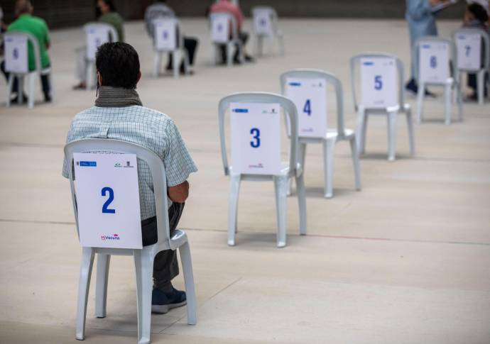 Al día de hoy, a la ciudad han llegado 553.000 dosis, se han aplicado alrededor de 400.000 y ya más de 100.000 personas en Medellín cuentan con dos dosis. Foto: Edwin Bustamante