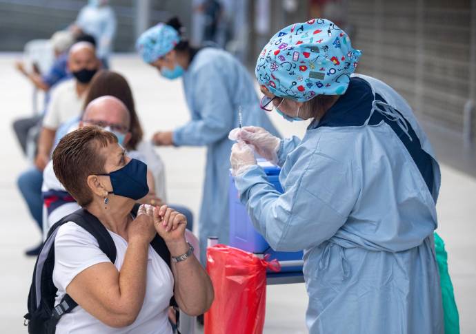 Al día de hoy, a la ciudad han llegado 553.000 dosis, se han aplicado alrededor de 400.000 y ya más de 100.000 personas en Medellín cuentan con dos dosis. Foto: Edwin Bustamante
