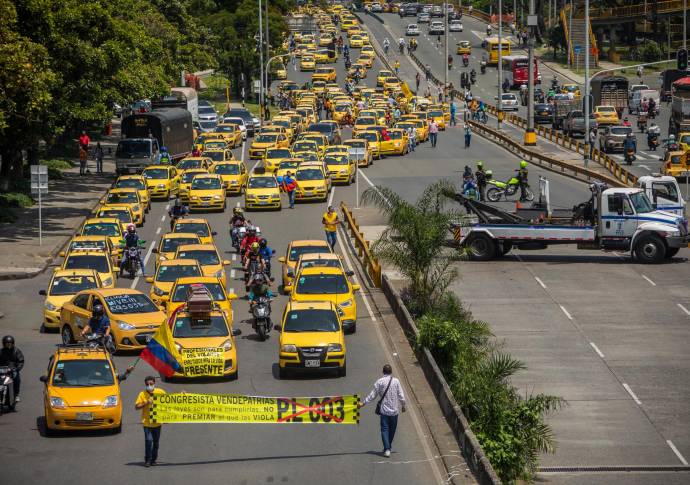 Desde las 10 de la mañana los taxistas de Medellín iniciaron su protesta. Foto: Carlos Velásquez 