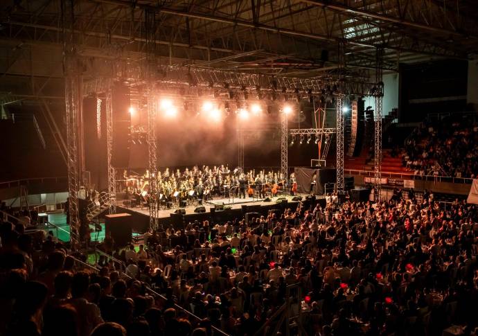 Los asistentes llenaron el coliseo de Envigado, atraídos por la fama de uno de los tres tenores. Foto: Carlos Velásquez 