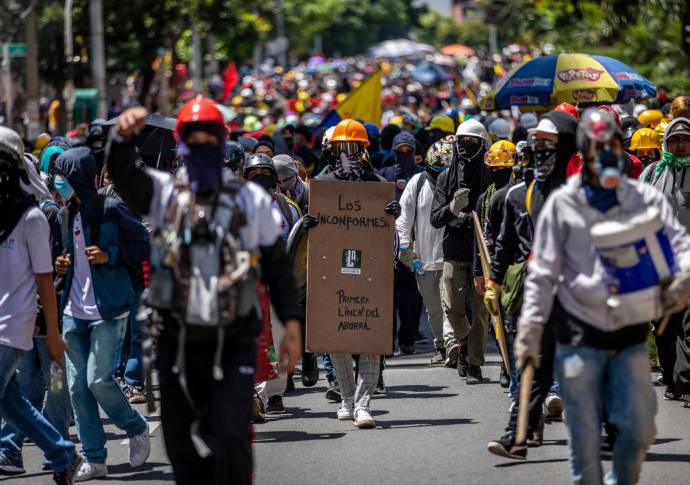 Los jóvenes pertenecientes a la primera línea encabezaron todas las marchas. FOTO: Carlos Velásquez