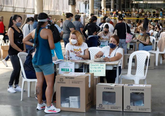 Buena afluencia de personas se presenta en Plaza Mayor uno de los principales puestos de votación del Valle de Aburrá. Foto: Manuel Saldarriaga