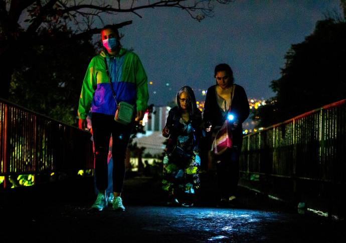 Filas interminables y tapándose la nariz por los malos olores de los orines, las basuras y hasta excremento humano son el diario vivir de la gente que va a los concierto a la Macarena. Fotos Camilo Suárez