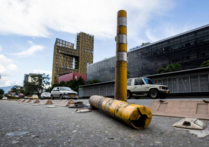 Por falta de mantenimiento los hitos, señalizaciones verticales que dividen el carril de Solo Bus en Medellín han ido desapareciendo. FOTO: JULIO CÉSAR HERRERA