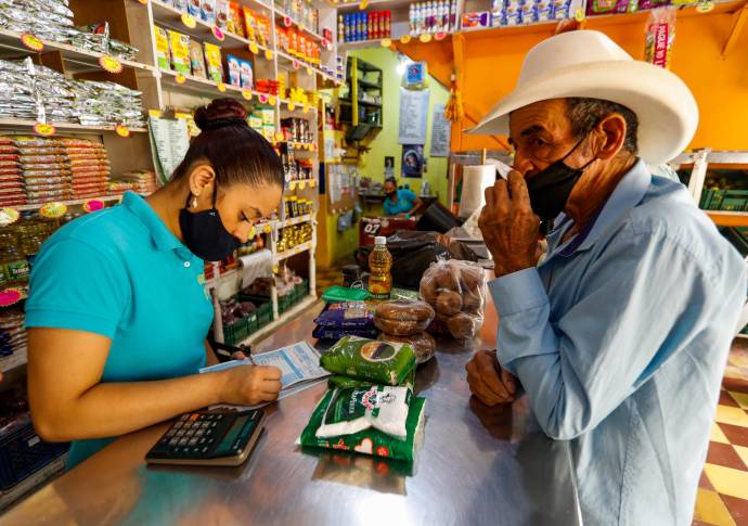 Víveres, pipetas de gas, el abono para cultivos y hasta bultos de cemento les encargan. Foto: Manuel Saldarriaga Quintero.