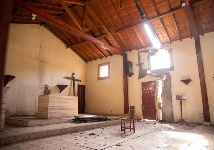 El templo tiene enormes grietas que surcan el suelo y las paredes. Estas incluso llegan a elevarse hasta el techo. Foto: Carlos Velásquez