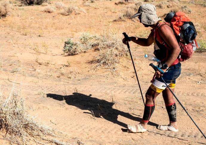 Cada participante debe llevar una mochila que incluya comida, agua, kit de morderua de serpiente y protección para la noche. Foto AFP