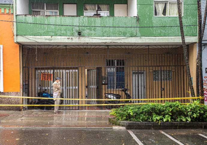 Además de la evacuación de las seis viviendas del edificio, el Dagrd recomendó otras seis evacuaciones: cinco locales y una vivienda vecina. FOTO CARLOS VELÁSQUEZ