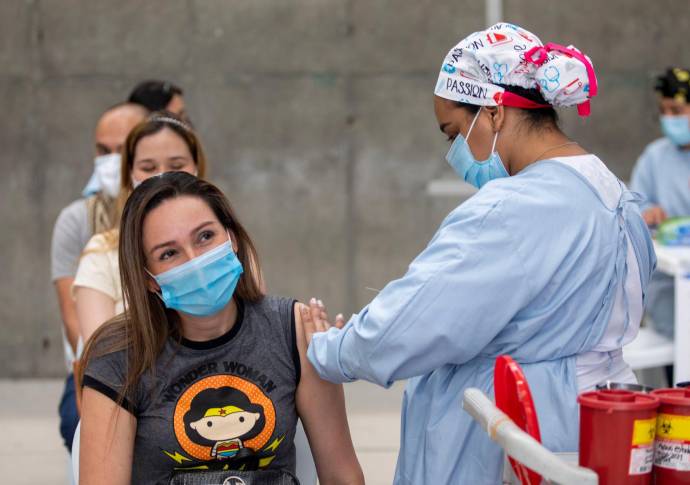 Según el decreto 630, la segunda fase del Plan Nacional de Vacunación tiene por objeto reducir el contagio del covid-19 de la población colombiana. Foto: Edwin Bustamante