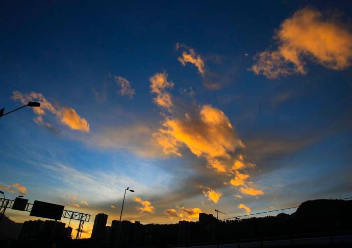 Desde tempranas horas de la mañana se vieron los destellos del sol asomándose entre las nubes. Foto: Juan Antonio Sánchez