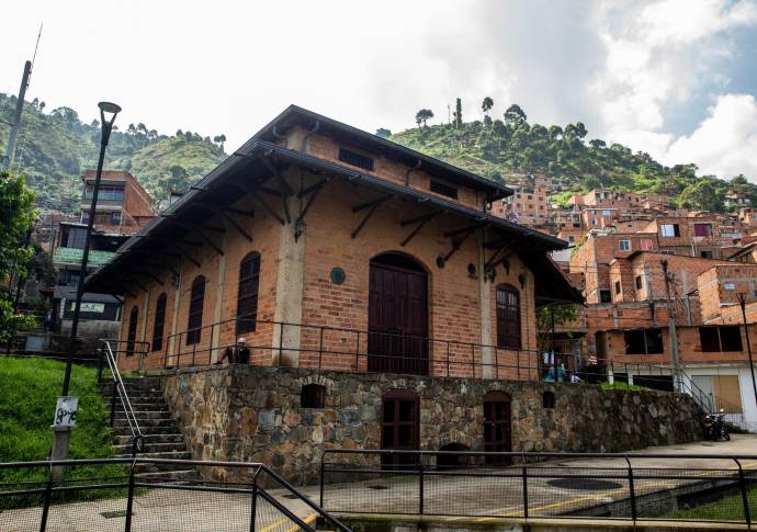 En esta edificación se generaba la energía que movía el antiguo tranvía de Medellín. Foto: Esteban Vanegas