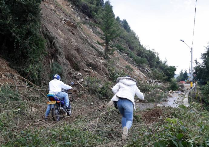 Por el taponamiento de la vía a Santa Elena las autoridades recomiendan tomar vías alternas: la autopista Medellín - Bogotá y la avenida Las Palmas pueden servir de opciones. Foto: Manuel Saldarriaga