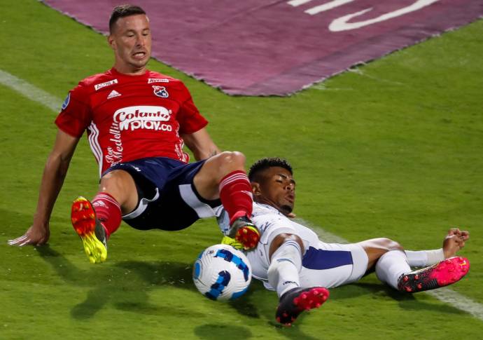 El conjunto visitante hizo un gran trabajo de marca sobre el goleador Luciano Pons, quien poco pudo hacer en el compromiso. Foto: Manuel Saldarriaga Quintero.