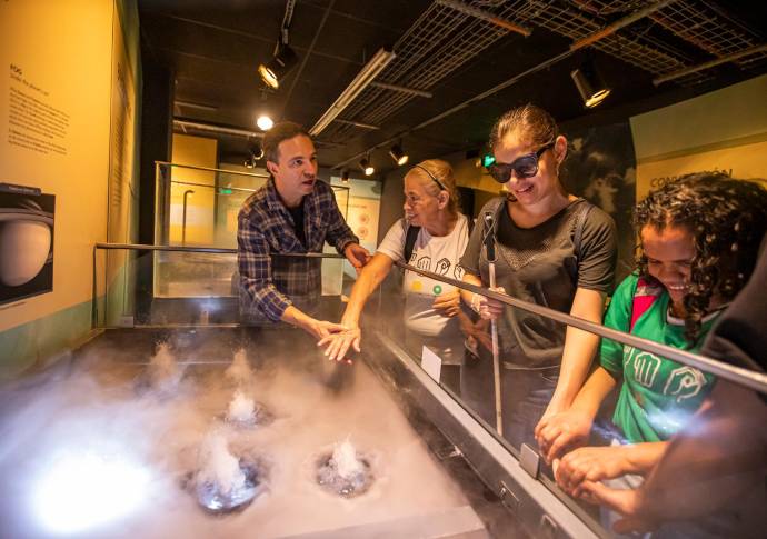 El Planetario de Medellín tiene un club de astronomía para ciegos llamado El Ojo Sonoro. Foto: Carlos Velásquez 