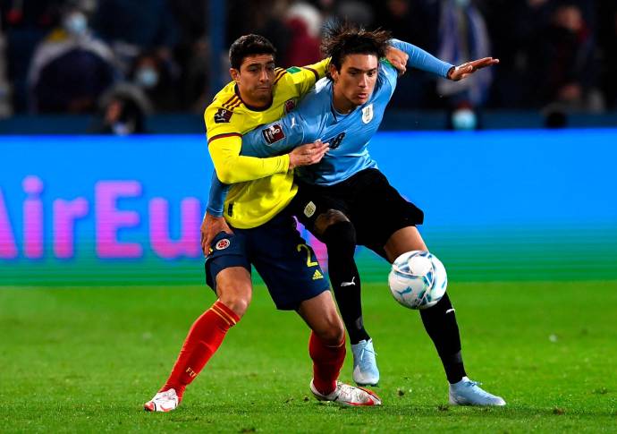 Stefan Medina disputa el balón con el jugador Darwin Núñez. 