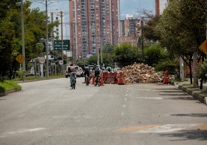 Con más de 60 años de vivir en esta humilde casa, Adelaida Acevedo y Mario Colorado, vieron como la derrumbaban para dar paso al uno de los carriles que estaba interrumpido. FOTO CAMILO SUÁREZ