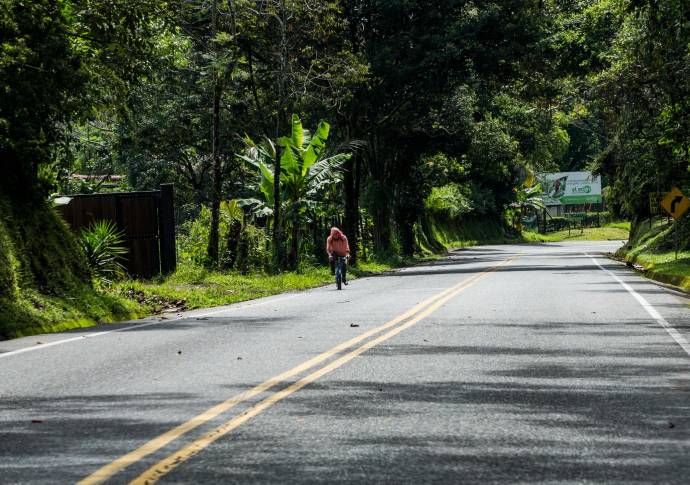 Las caminatas por varias horas de los campesinos para moverse debido a que el transporte público acortó su servicio. FOTO: JULIO CÉSAR HERRERA
