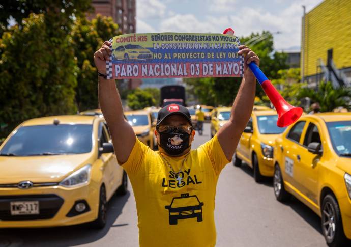 Los taxistas se oponen a la aprobación del proyecto de ley 003 que pretende crear “la categoría del servicio público de transporte terrestre automotor individual de pasajeros en vehículo particular intermediado por plataformas tecnológicas”. Foto: Carlos Velásquez