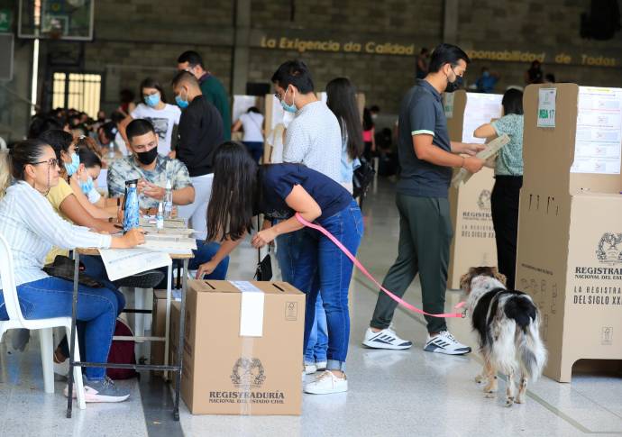 Las mascotas son la gran compañía de muchas personas que van a ejercer su derecho constitucional. Jaime Pérez