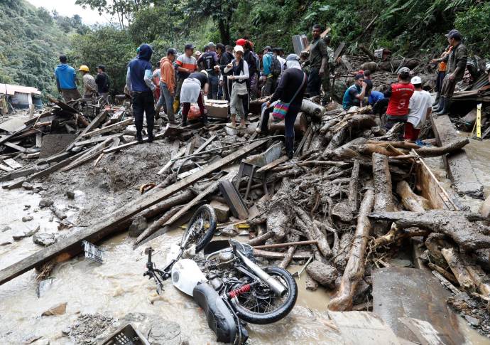 Las autoridades regionales, en compañía de los equipos de bomberos y personal de la mina El Porvenir, de donde provenían las víctimas, trabajan en la remoción de escombros. Foto: Manuel Saldarriaga