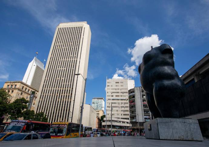 La escultura de Botero acompañada por otro símbolo de la ciudad de Medellín, el Edificio Coltejer Foto: Edwin Bustamante 