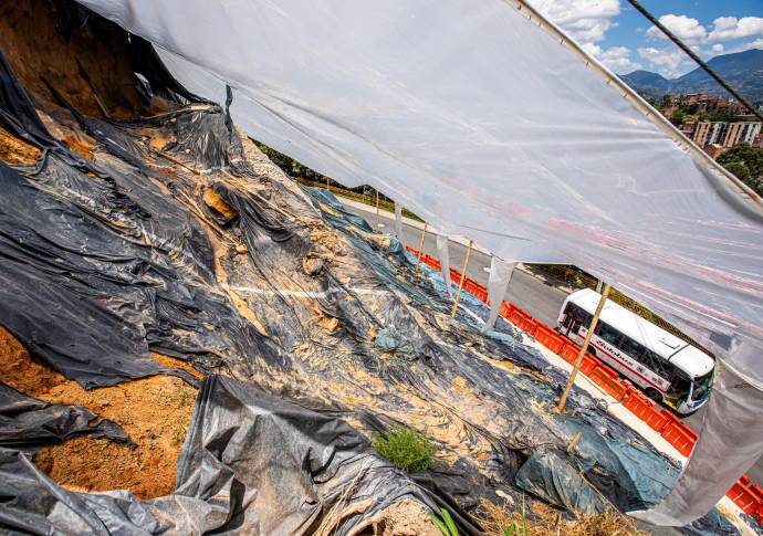 Dicen sus habitantes que allí arrecia el miedo cada que llueve y que ese talud —en conjunto con el resto de fallas que registra el complejo construido por Covin S.A. no les permite dormir. Foto: Carlos Velásquez