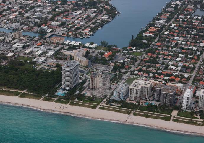 El edificio residencial de 12 plantas y 40 años de construcción se derrumbó por causas no determinadas. Foto AFP