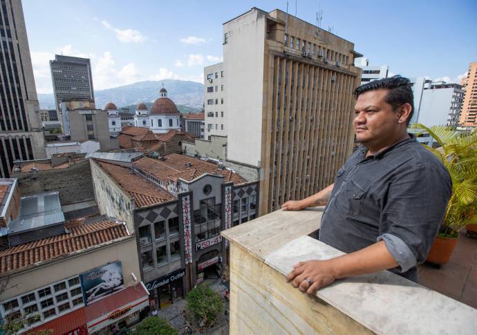 Jhon Restrepo es un líder de la Comuna 8 que ha representado a la comunidad LGBT en distintos espacios. Creó Casa Diversa, un espacio donde se enseña en la diferencia. Foto: Manuel Saldarriaga Quintero