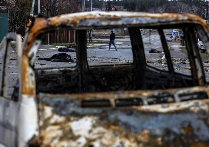 En estas fosas, de acuerdo con el gobierno de Volodímir Zelenski, había más de 400 cadáveres con signos de tortura. Foto AFP