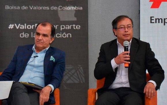 Óscar Iván Zuluaga y Gustavo Petro, durante su participación en la Asamblea Anif. FOTO: TWITTER @ANIFCO