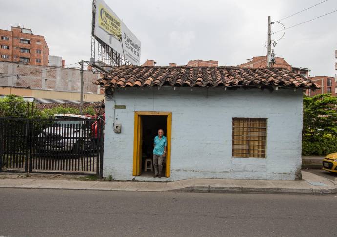 Con más de 60 años de vivir en esta humilde casa, Adelaida Acevedo y Mario Colorado, vieron como la derrumbaban para dar paso al uno de los carriles que estaba interrumpido. FOTO JAIME PÉREZ