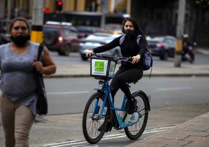 Para muchas mujeres el transporte público es un martirio por los empujones, agresiones físicas y hasta sexuales. Por eso prefieren transportarse en bicicleta. Foto: Manuel Saldarriaga Quintero
